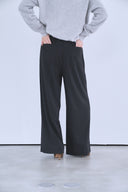 イージーワイドストレートパンツ