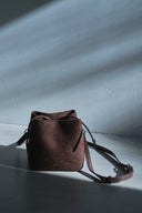 【2026年 1月上旬お届け開始】スエードミニ バケットショルダー(ツイストハンドル)