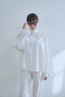 【2026年 1月上旬お届け開始】スタンドカラーボリュームスリーブブラウス