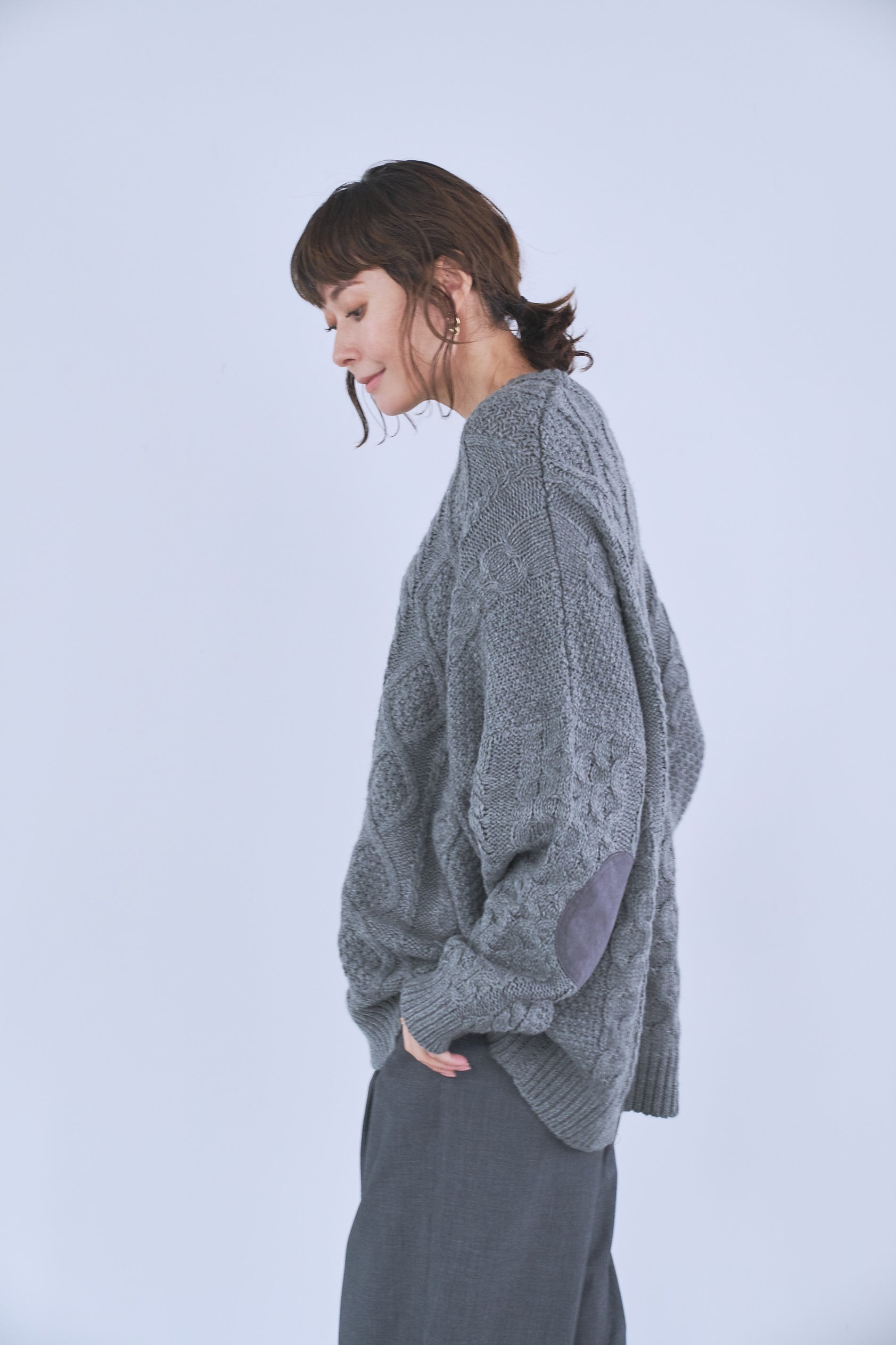ニットグレーおさむらい様 ケーブルオーバーサイズニット – Adé Lifestyle