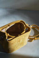 【2026年 1月上旬お届け開始】スエードミニ バケットショルダー（ツイストハンドル）