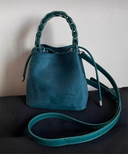 【2026年 1月上旬お届け開始】スエードミニ バケットショルダー（ツイストハンドル）